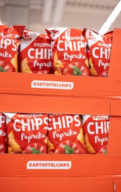 Gulegal cazibe, kırmızı biber aromalı patates cipslerinin canlı bir gösterimiyle tüketicileri zevklerine göre davranmaya davet ediyor. - FRANKFURT, Almanya - 21 Mart 2025