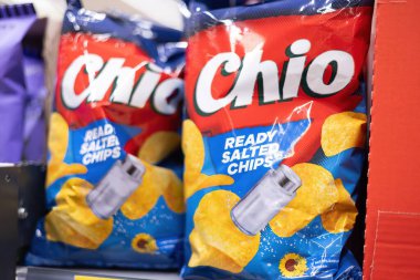 Bu resim Chio 'nun hazır tuzlanmış cipslerinin canlı bir görüntüsünü sunar, ambalaj tasarımı ve atıştırmalık çekiciliğini gösterir. - FRANKFURT, Almanya - 21 Mart 2025