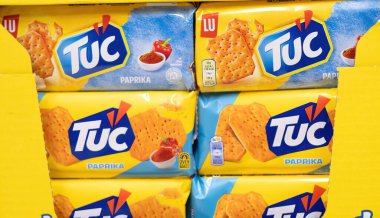 Canlı ambalajlı Tuc paprika krakerlerinin çarpıcı bir gösterisi. Atıştırma deneyimlerinin lezzetini ve eğlencesini vurguluyor. - FRANKFURT, Almanya - 21 Mart 2025