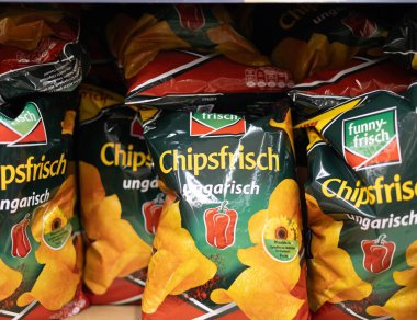 Chipsfrisch Ungarisch atıştırmalıklarının enfes bir karışımı canlı tatlar ve çekici fotoğraf kompozisyonu sergiliyor. - FRANKFURT, Almanya - 21 Mart 2025