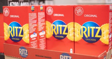 Ritz kraker kutularından oluşan düzenli bir düzenleme, marka tanıma ve ürünün raftaki klasik cazibesini vurguluyor. - FRANKFURT, Almanya - 21 Mart 2025
