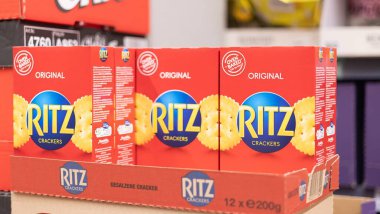 Ritz kraker kutularından oluşan düzenli bir düzenleme, marka tanıma ve ürünün raftaki klasik cazibesini vurguluyor. - FRANKFURT, Almanya - 21 Mart 2025