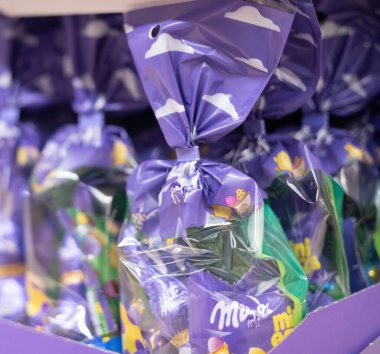 Bu resimde Milka 'dan enfes mor çikolatalı tavşanlar var. Paskalya kutlamaları için harika tasarımları var. - FRANKFURT, Almanya - 21 Mart 2025