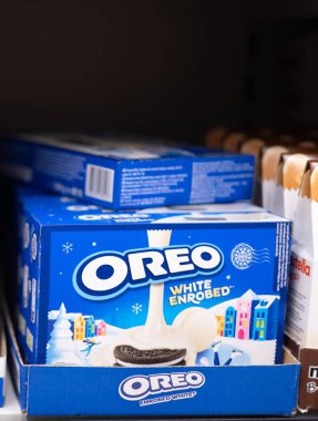 Güzel paketlenmiş Oreo White 'lı kurabiyeler, her yerde abur cubur severler için lezzet çeşitleri sergileniyor. - FRANKFURT, Almanya - 21 Mart 2025