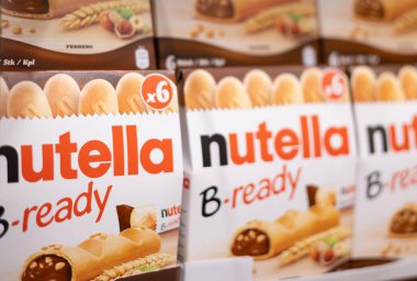 Nutella B-hazır ambalajın yakın plan çekimi, çikolata severlerin aşerdiği fındık dolu abur cuburları ortaya çıkarıyor. - FRANKFURT, Almanya - 21 Mart 2025