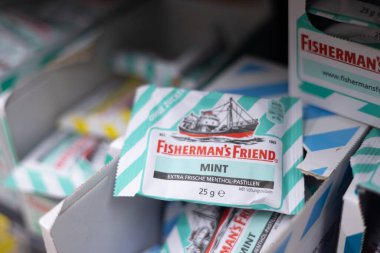 Görüntü, ferahlatıcı nane aromasını ve zenginlik için ikonik markalaşmayı vurgulayan Balıkçının Arkadaş nane Pastilleri paketlerini içeriyor. - FRANKFURT, Almanya - 21 Mart 2025