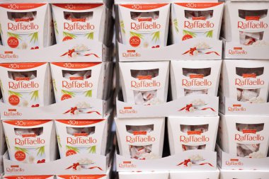 Zarif tasarımlarını sergileyen Raffaello şekerlemelerinin olduğu kutular ve alıcıları cezbedecek bir lezzet. - FRANKFURT, Almanya - 21 Mart 2025