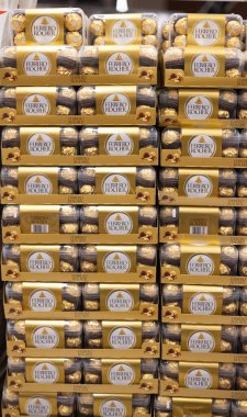 Ferrero Rocher çikolatalarının enfes bir koleksiyonu. Çok güzel paketlenmiş. Lüks çekiciliklerini ve çikolata severler ve kutlamalar için gerekli malzemeleri sergiliyorlar. - FRANKFURT, Almanya - 21 Mart 2025