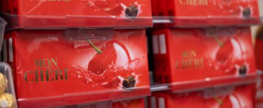 Çok güzel sunulmuş Mon Cheri çikolata hediye kutusu, canlı tasarımı özel kutlamalar için mükemmel. - FRANKFURT, Almanya - 21 Mart 2025