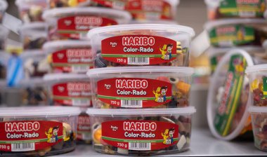 Renkli şekerlerle dolu çeşitli Haribo şeker kapları, tatlı aşıklar ve parti tutkunları için mükemmel bir gösteri. - FRANKFURT, Almanya - 21 Mart 2025