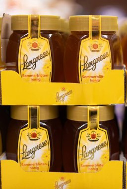 Her biri farklı renk ve tipte çeşitli kavanozlar dolusu Langnese balı mevcut bal ve tatların zengin çeşitliliğini gösteriyor. - FRANKFURT, Almanya - 21 Mart 2025