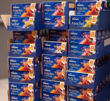 Messmer yeşil çay kutularının iyi organize edilmiş bir gösterisi, yeşil çayın sağlığa yararlı olduğunu vurguluyor. - FRANKFURT, Almanya - 21 Mart 2025