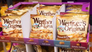 Werther 'in orijinal karamelli şekerlemeleri marketin rafındaki şekerseverler için çıtır çıtır paketler halinde hazırlandı. - FRANKFURT, Almanya - 21 Mart 2025