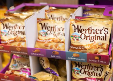 Werther 'in orijinal karamelli şekerlemeleri marketin rafındaki şekerseverler için çıtır çıtır paketler halinde hazırlandı. - FRANKFURT, Almanya - 21 Mart 2025