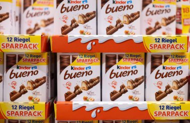 Kinder Bueno çikolatalarının dikkat çeken enfes lezzetleri vurgulayan büyüleyici bir gösterisi. - FRANKFURT, Almanya - 21 Mart 2025
