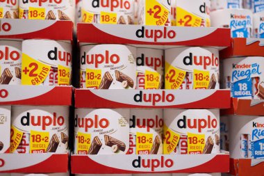 Duplo çikolatalı fındıklı çikolataların renkli bir görüntüsü büyük bir kabın içinde, paylaşmak ya da şımartmak için mükemmel. - FRANKFURT, Almanya - 21 Mart 2025