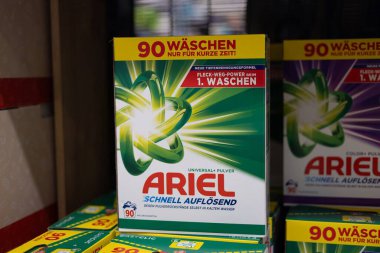 Bu resimde belirgin bir şekilde sergilenen, canlı markalaşma ve kullanım detaylarını gösteren Ariel çamaşır tozu kutusu yer alıyor. - FRANKFURT, Almanya - 21 Mart 2025