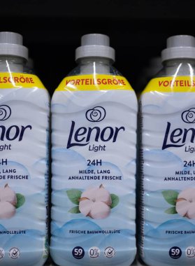 Bu görüntüde, rahatlatıcı tasarımı ve tazelik profilini vurgulayan Lenor kumaş klima şişeleri yer almaktadır. - FRANKFURT, Almanya - 21 Mart 2025