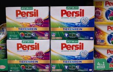 Persil renk deterjanı koleksiyonunda canlı çamaşırhane sonuçları için etkili temizlik gücü sergileniyor. - FRANKFURT, Almanya - 21 Mart 2025