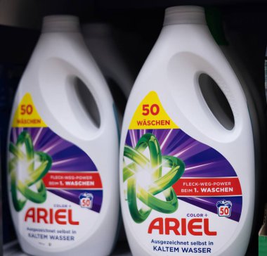 Ariel sıvı deterjan şişelerinin şık bir düzenlemesi ideal leke temizleme ve canlı çamaşır bakımı vaat ediyor. - FRANKFURT, Almanya - 21 Mart 2025