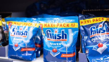 Perakende satış ortamında etkili temizlik çözümleri gösteren Powerball Bulaşık Makinesi Temizleme tabletlerinin göz alıcı gösterisi. - FRANKFURT, Almanya - 21 Mart 2025