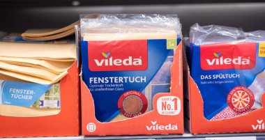Perakende satış rafında sergilenen Vileda temizlik bezi ürünlerinin pratiklik ve etkili temizlik çözümlerini vurgulayan bir fotoğrafı. - FRANKFURT, Almanya - 21 Mart 2025