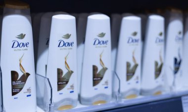 Dove Ultra Care şampuan şişelerinin gösterimi markanın tüm bireyler için kaliteli saç bakımına olan bağlılığını yansıtıyor. - FRANKFURT, Almanya - 21 Mart 2025
