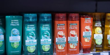 Renkli bir Garnier Fructis şampuanı gösterimi çeşitli saç bakım çözümleri ve raflarda canlı ambalajlar sergiliyor. - FRANKFURT, Almanya - 21 Mart 2025