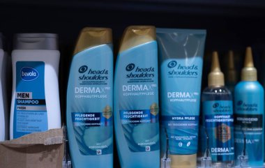 Raflarda düzgünce düzenlenmiş kepek önleyici şampuanlar saç sağlığı seçenekleri sergiliyor. - FRANKFURT, Almanya - 21 Mart 2025