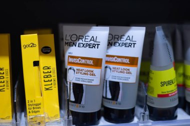 L Oreal Men Uzman Jelleri düzgün düzenlenmiş, farklı formülleri olan erkekler için modern saç modellemesini destekliyor. - FRANKFURT, Almanya - 21 Mart 2025