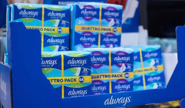 Her zaman Ultra Day hijyen pedleri, renkli bir pakette kadın hijyen ihtiyaçlarını ve konforunu temsil eder. - FRANKFURT, Almanya - 21 Mart 2025