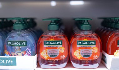 Palmolive sıvı sabunlarının yakın plan görüntüsü, aile hijyen hizmetleri ve cilt için beslenme seçeneklerini gösteriyor. - FRANKFURT, Almanya - 21 Mart 2025
