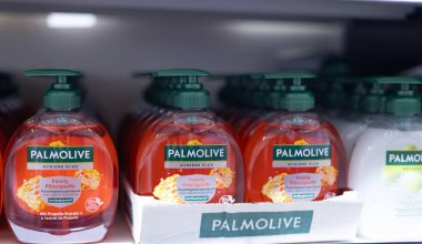 Bu resim Palmolive sıvı sabun şişelerini sergiliyor, zengin renklerini vurguluyor ve etkili pazarlama için çekici bir tasarım sergiliyor. - FRANKFURT, Almanya - 21 Mart 2025