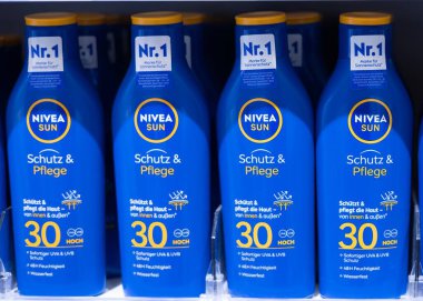 Çeşitli NIVEA Sun ürünleri güneş koruma seçenekleri sunarken, cilt için SPF 30 seçenekleri sunuyor. Plaj aşıkları ve açık hava aktiviteleri için ideal. - FRANKFURT, Almanya - 21 Mart 2025