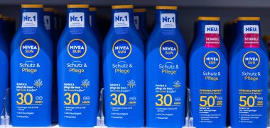 Çeşitli NIVEA Sun ürünleri güneş koruma seçenekleri sunarken, cilt için SPF 30 seçenekleri sunuyor. Plaj aşıkları ve açık hava aktiviteleri için ideal. - FRANKFURT, Almanya - 21 Mart 2025