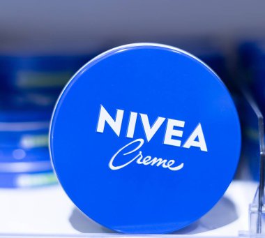Nivea Creme 'in ikonik mavi kavanozu klasik tasarımını sergiliyor, tüm cilt türlerini nemlendirmek ve beslemek için ideal. - FRANKFURT, Almanya - 21 Mart 2025