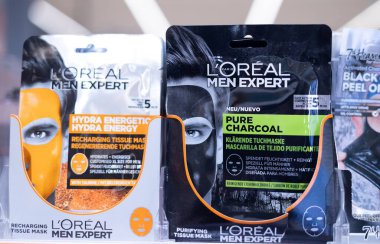L Oreal Men Uzman Doku Maskeleri 'nin göz alıcı bir düzenlemesi. Cilt bakımını ve modern erkekler için bakım. - FRANKFURT, Almanya - 21 Mart 2025