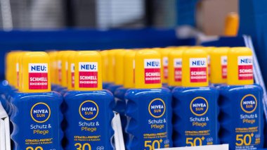 Parlak renkli Nivea güneş koruma ürünleri yaz için hazır, güneşli koşullarda cilt güvenliğini ve bakımını teşvik ediyorlar. - FRANKFURT, Almanya - 21 Mart 2025