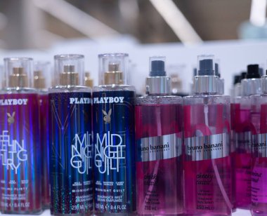 Bir Playboy parfüm koleksiyonu, her biri kendine özgü bir cazibe ve kişilik hissi uyandıran farklı tasarımlara sahip. - FRANKFURT, Almanya - 21 Mart 2025