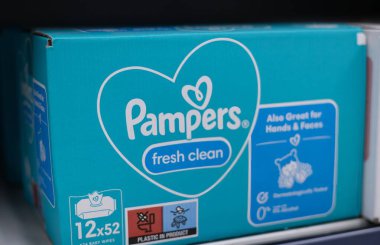 Pampers 'ın taze temiz mendillerinin çekici görüntüsü, bebek bakımının yanı sıra eller ve yüzler için çok yönlülüğünü vurguluyor. - FRANKFURT, Almanya - 21 Mart 2025