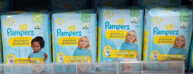 Bebek bezlerinin rengarenk çeşitleri, bebekler ve yeni yürümeye başlayanlar için konfor ve güvenlik göstergesi. - FRANKFURT, Almanya - 21 Mart 2025