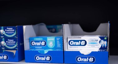 Tüketicilerin ihtiyaçları için çeşitli diş bakımı çözümlerinin vurgulandığı bir dizi Oral-B diş macunu birlikte sergilendi. - FRANKFURT, Almanya - 21 Mart 2025