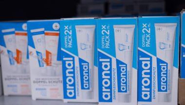 Aronal diş macunu kutularından oluşan görünür bir sıra, diş eti koruma ve profesyonel diş bakımı ürünlerine odaklanmalarını vurguluyor. - FRANKFURT, Almanya - 21 Mart 2025