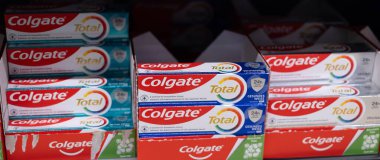 Colgate Toplam diş macunu kutuları çok çeşitli tüketiciler için tasarlanmış etkili oral bakım çözümleri sergiliyor. - FRANKFURT, Almanya - 21 Mart 2025