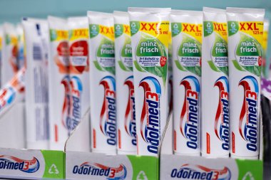 Odol-med3 naneli nane tazeliği diş macunu tüplerinin sergilenmesi tazelik ve etkili diş hijyeni vaadini gözler önüne seriyor. - FRANKFURT, Almanya - 21 Mart 2025