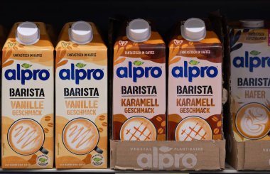 Alpro bitkisel içeceklerin canlı bir şekilde sergilenmesi sağlık bilincine sahip tüketicilere çeşitli tatlar sunuyor. - FRANKFURT, Almanya - 21 Mart 2025