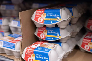 Bu görüntü, sürdürülebilirliği ve taze üretim seçeneklerini vurgulayan çevre dostu bir kutuya yerleştirilmiş taze yumurtaları yakalar. - FRANKFURT, Almanya - 21 Mart 2025