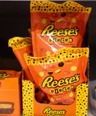 Canlı Reese 's Pieces paketi sergileniyor, göz alıcı tasarımı ve içindeki lezzetli fıstık ezmesi şekerini vurguluyor. - FRANKFURT, Almanya - 21 Mart 2025