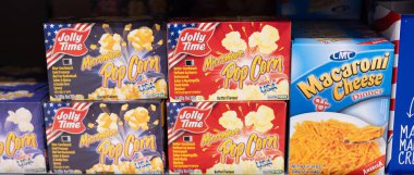 Çeşitli Jolly Time mikrodalga patlamış mısır kutuları rafa istiflenmiş, marka ve ürün aromalarını vurguluyor. - FRANKFURT, Almanya - 21 Mart 2025