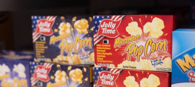 Çeşitli Jolly Time mikrodalga patlamış mısır kutuları rafa istiflenmiş, marka ve ürün aromalarını vurguluyor. - FRANKFURT, Almanya - 21 Mart 2025
